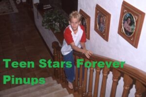 Aaron Carter 4×6 or 8×10 Photo vintage picture celebrity pix 90's teen idols promo photo shoot modeling home The Carters barefoot staircase pop star