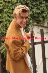 Mark Paul Gosselaar 4×6 or 8×10 Photo vintage fence mustard jacket child star Saved by the Bell