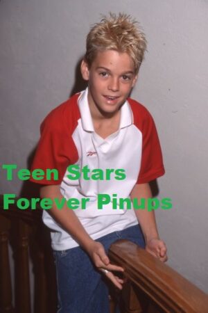 Aaron Carter 4×6 or 8×10 Photo vintage picture celebrity pix 90's teen idols promo photo shoot modeling home The Carters barefoot staircase close up
