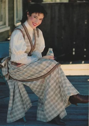 Alyssa Milano teen magazine pinup clipping young country dress Japan PNN pix