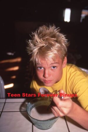 Aaron Carter 4×6 or 8×10 Photo vintage picture celebrity pix 90’s teen idols promo photo home young yellow shirt eating