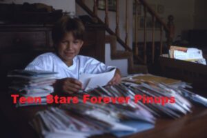 Jonathan Taylor Thomas home reading fan mail 1992 Home improvement young celebrity