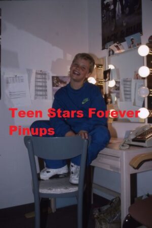 Zachery Ty Bryan 4×6 or 8×10 Photo vintage picture celebrity pix 90’s teen idols dressing room white chair young