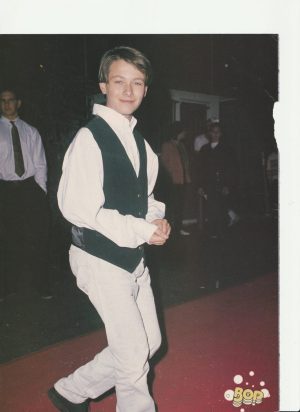 Edward Furlong Brendan Fraser teen magazine pinup clipping red carpet full body